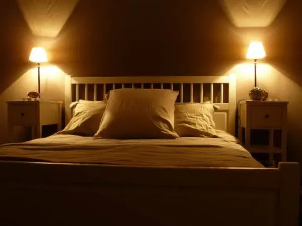 Chambre à coucher chaleureuse pour le repos d'un défunt à domicile.